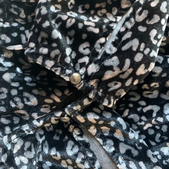 RAMY BROOK Jordyn Velvet Top w/deep-v neckline, Black/Grey Leopard Print Sz XS - Picture 5 of 11